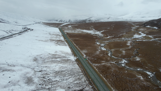 青海果洛州德马高速公路雪原风光